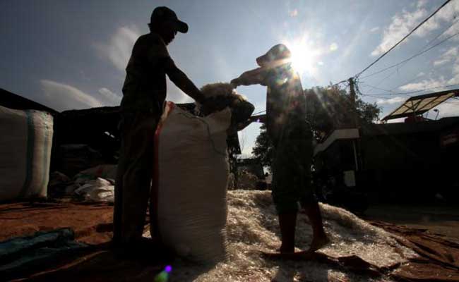 Pekerja mengemas biji plastik usai dijemur di salah satu industri pengolahan limbah plastik di Jakarta. /Bisnis-Arief Hermawan P