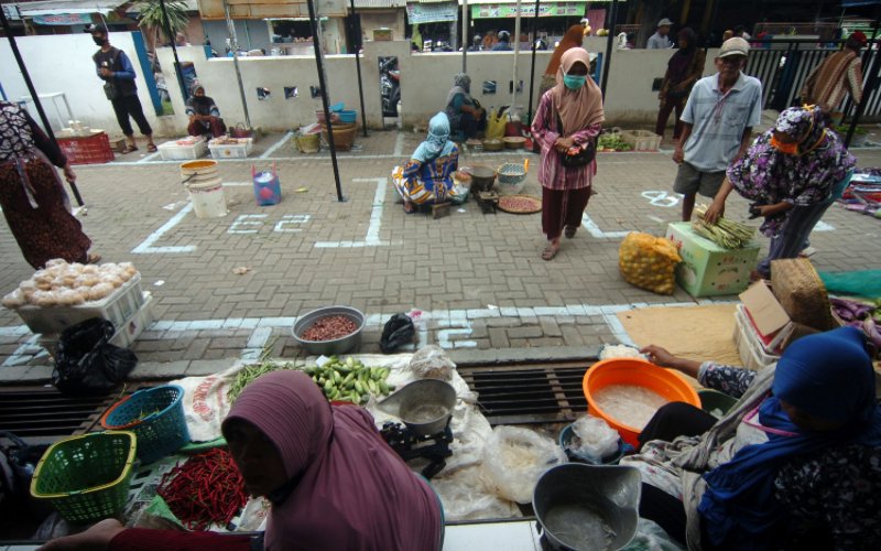 Sejumlah pedagang menunggu pembeli di Pasar Bandung Kimpling, Tegal, Jawa Tengah, Sabtu (2/5/2020). Pemerintah Kota Tegal menata para pedagang di lima pasar dengan menerapkan jaga jarak 1 meter antarpedagang sebagai upaya pencegahan penyebaran Covid-19. -ANTARA