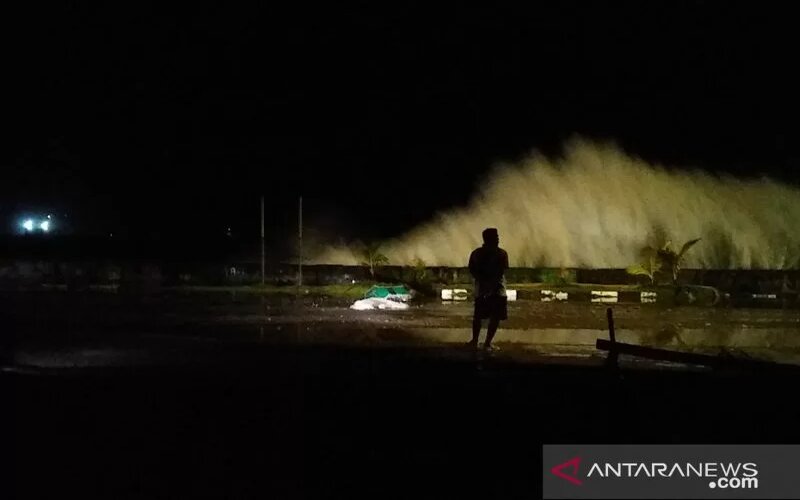 Gelombang tinggi menghantam teluk Tahuna, Kabupaten Sangihe, Selasa (7/12) malam./Antara-Jerusalem Mendalora