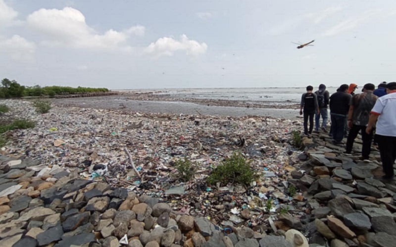  Wakil Rakyat di Jabar Dorong Penanganan Pesisir Kesenden yang Tercemar Sampah