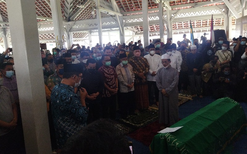 Almarhum Mang Oded saat disalatkan di Pendopo Kota Bandung/Bisnis-Dea Andriyawan