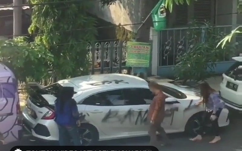 Tangkapan layar yang memperlihatkan mobil mewah jadi korban vandalisme/Instagram