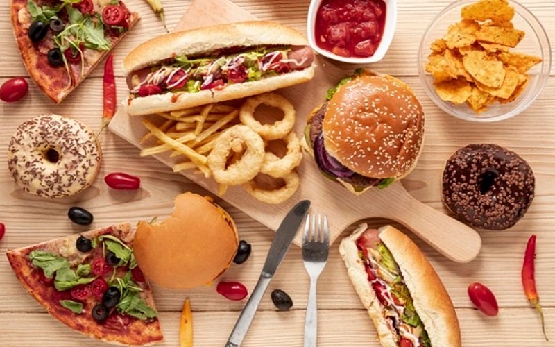 Ilustrasi makanan cepat saji atau fast food - Freepik 
