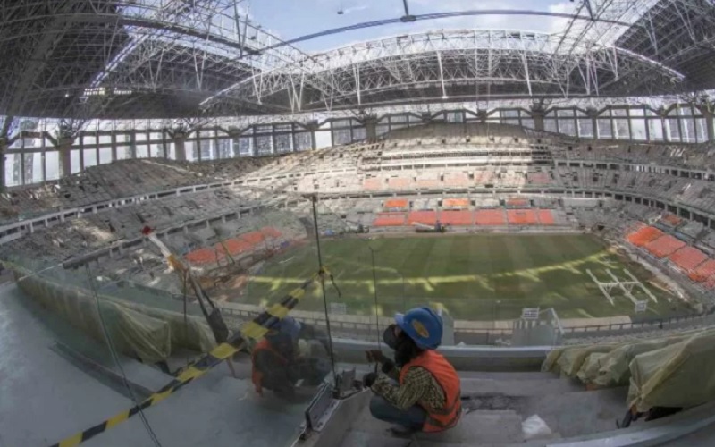 Pekerja menyelesaikan pembangunan Jakarta International Stadium (JIS) di Tanjung Priok, Jakarta, Kamis (9/12/2021). Pembangunan stadion berkapasitas 82 ribu penonton yang ditargetkan selesai pada akhir 2021 tersebut telah mencapai 87,85 persen (data terakhir PT Jakarta Propertindo pada 9 Desember 2021) serta telah selesai pada bagian atap metal sheet atap berstandar FIFA./Antara