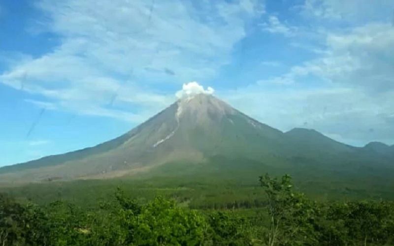 Aktivitas Gunung Semeru yang terpantau dari Pos Pengamatan Gunung Semeru di Gunung Sawur pada Sabtu (11/12/2021)./Antara