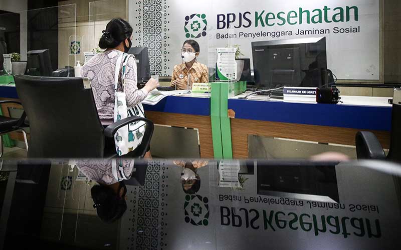 Petugas melayani peserta BPJS,  di Kantor BPJS Kesehatan, Proklamasi, Jakarta, Selasa (8/9/2020). Sebanyak lebih dari 40 ribu orang telah memanfaatkan fasilitas kelonggaran tunggakan iuran kepesertaan dan hanya diwajibkan membayar 6 bulan iuran untuk kembali mengaktifkan kepesertaan dari yang sebelumnya diwajibkan membayarkan 24 bulan. ANTARA FOTO/Rivan Awal Lingga