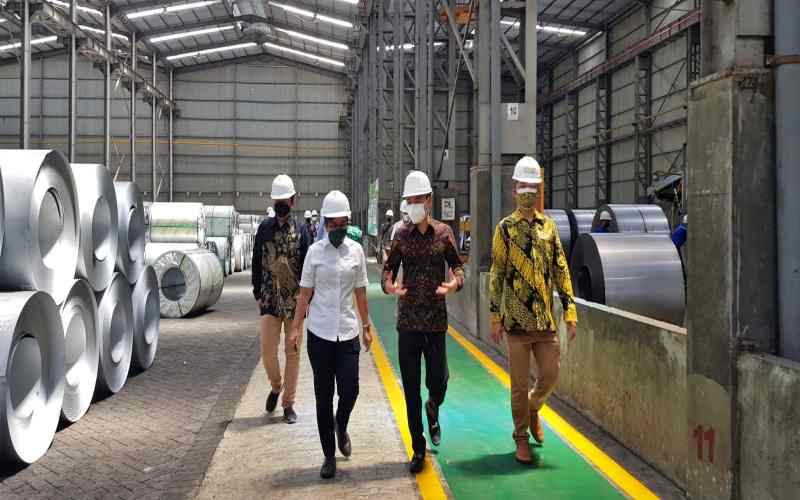 Presiden Direktur Sunrise Steel, Henry Setiawan (tengah) dan Direktur Komersial Krakatau Steel, Melati Sarnita (kiri) usai menandatangani pernajian kerja sama suplai bahan baku baja untuk Sunrise Steel di pabrik Mojokerto, Jumat (10/12/2021).