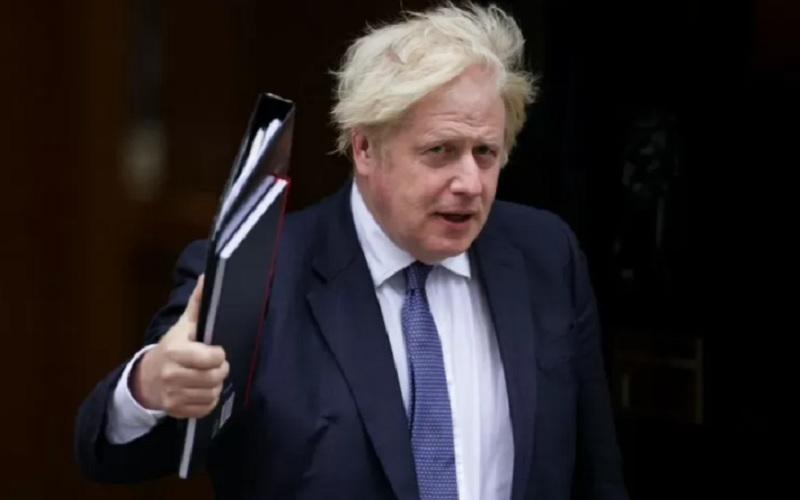 PM Inggris Boris Johnson berjalan di luar kediamannya di Downing Street, London, Inggris, Rabu (18/8/2021)./Antara