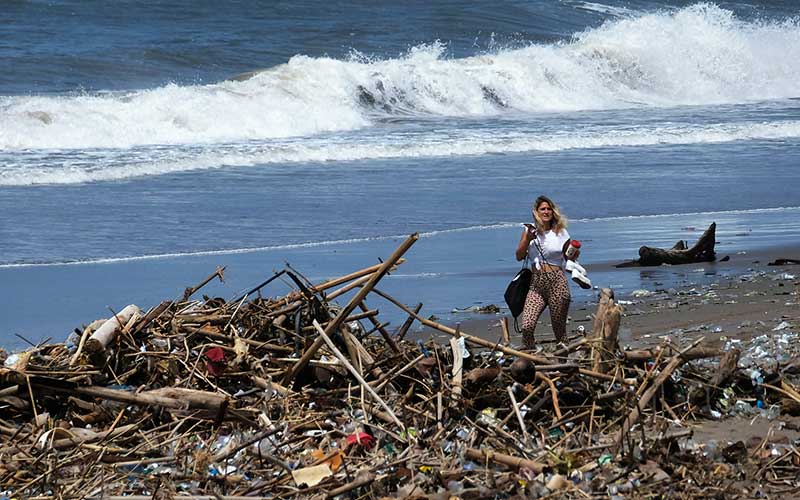  Sejumlah Pantai di Bali Mulai Dipenuhi Sampah