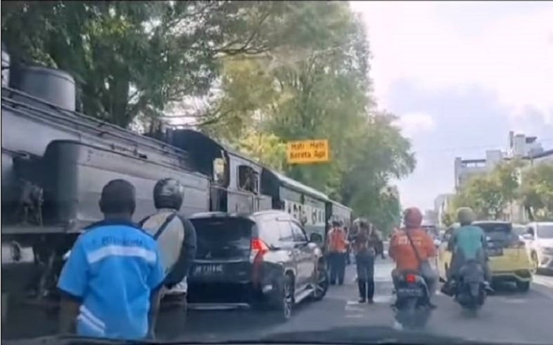  Viral Video Mobil Pajero Tertabrak Kereta Uap di Solo, Ini Kronologinya