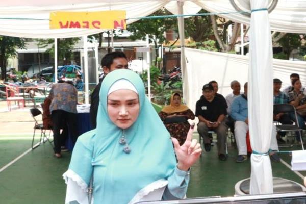 Mulan Jameela saat ditemui usai mencoblos di TPS 49 Pinang Suasa IV, Jakarta, Rabu (17/4/2019)./Antara
