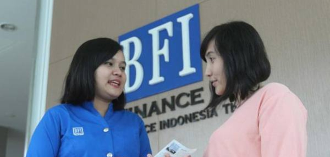 Karyawati memberikan penjelasan kepada nasabah di kantor BFI Finance di Jakarta./JIBI-Endang Muchtar