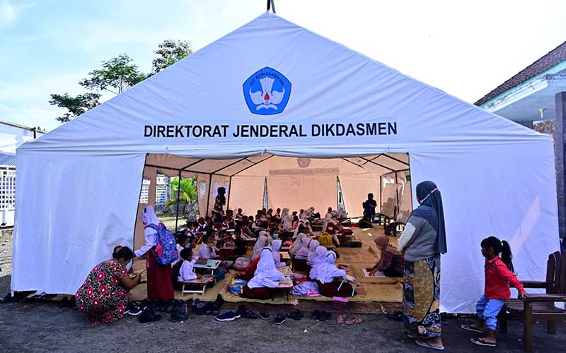  Siswa Korban Erupsi Gunung Semeru Sekolah di Tenda Darurat