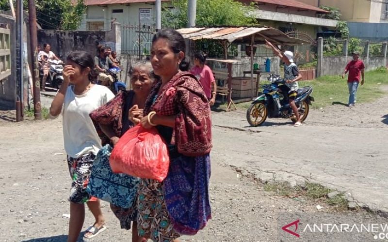  Gempa M 7,5 Guncang NTT, Warga Evakuasi Mandiri Hindari Tsunami