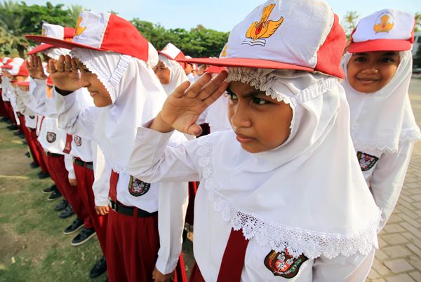 Siswa-siswi di Aceh mengikuti upacara Hari Pendidikan Nasional/Antara-Rahmad