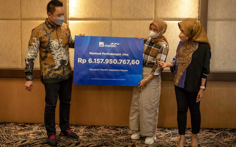  AXA Mandiri Serahkan Klaim Asuransi Kepada Dua Nasabah di Semarang Senilai Rp8,1 Miliar