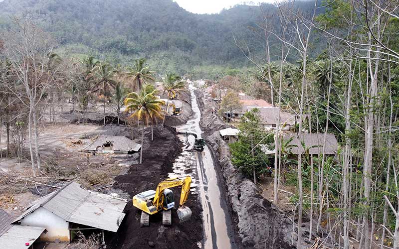  Alat Berat Diterjunkan Untuk Membersihkan Jalan Nasional Dari Material Erupsi Gunung Semeru