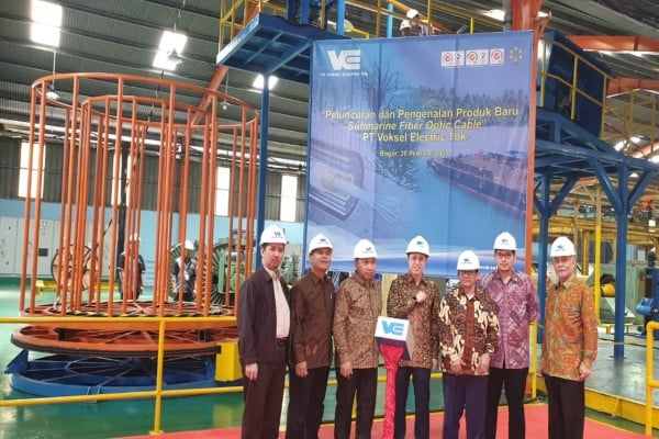 President Director Voksel Electric David Lius (tengah) saat peluncuran produk baru submarine fiber optic cable di Pabrik Cileungsi pada Rabu (20/2/2019).