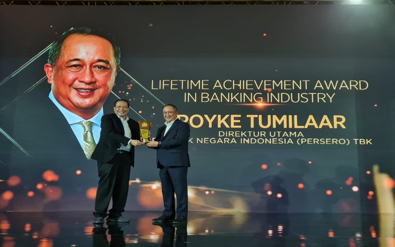 Direktur Utama PT Bank Negara Indonesia (Persero) Tbk. (BNI) Royke Tumilaar menyabet saat menerima penghargaan Lifetime Achievement Award in Banking Industry dari CNBC Indonesia./istimewa