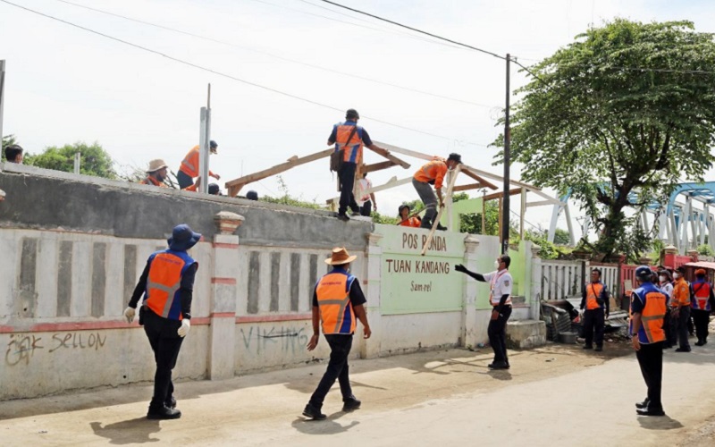  Daop 3 Cirebon Tertibkan Bangunan di Sepanjang Jalur Kereta Api