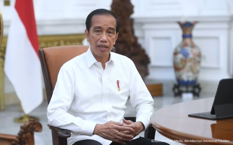 Presiden Jokowi saat memberikan keterangan pers terkait perkembangan Covid-19, Kamis (16/12/2021), dari Istana Merdeka, Jakarta - Tangkapan YouTube Sekretariat Presiden.