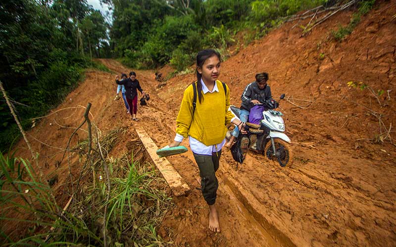 Akses Jalan Tertutup Tanah Longsor, Desa di Kalimatan Selatan Terancam Terisolir