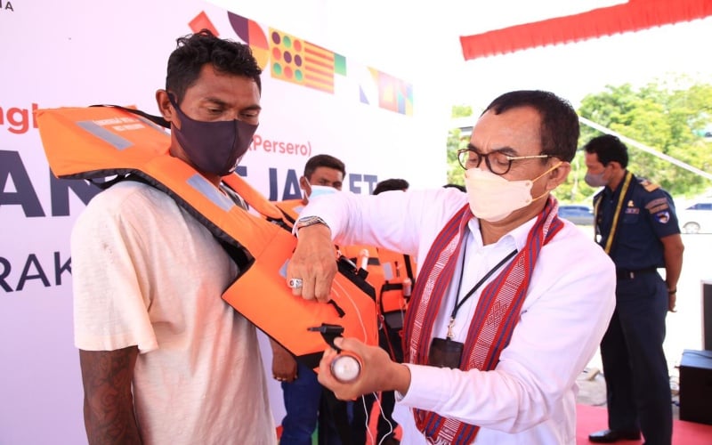  Edukasi Keamanan Pelayaran, Pelni Bagikan 1000 Life Jacket