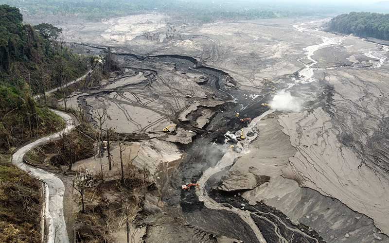  Erupsi Gunung Semeru Mengakibatkan Sendimentasi Sungai Naik