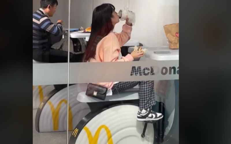 Meja 'sepeda statis' di salah satu cabang McDonald's China ini viral di media sosial/TikTok-cris13yu.