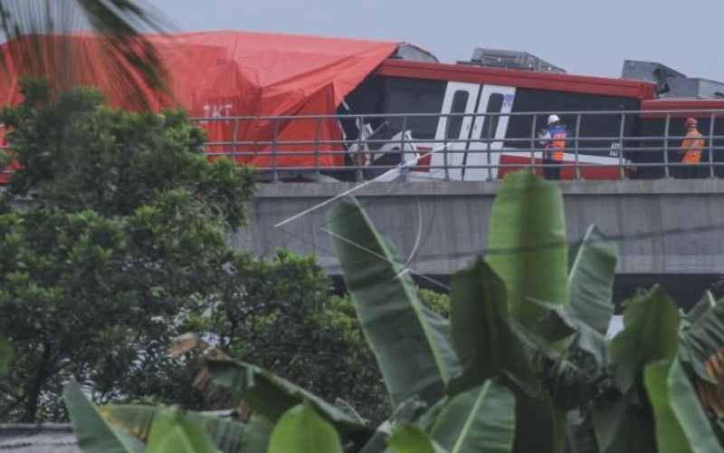 Petugas memeriksa gerbong kereta LRT yang mengalami kecelakaan di ruas Cibubur-TMII, Jakarta, Senin (25/10/2021). /Antara Foto-Asprilla Dwi Adha