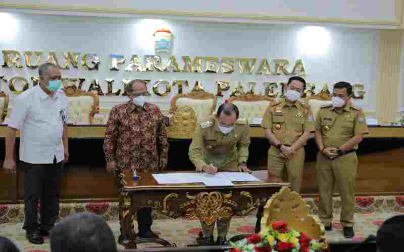 Wali Kota Palembang Harnojoyo (tengah) menandatangani Nota kesepakatan dengan Badan Penelitian dan Pengembangan Sumber Daya Masyarakat Kementerian Komunikasi dan Informasi (Kominfo) RI, pada Senin (20/12/21). /Istimewa