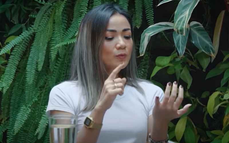 Nirina Zubir jelaskan masalah mafia tanah yang dialami oleh keluarganya/Youtube Denny Sumargo.
