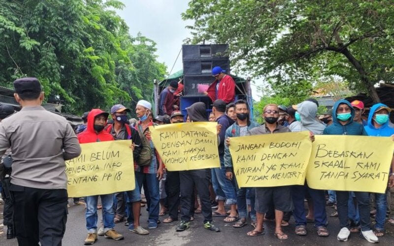  Ratusan Nelayan Demo di Situbondo, Minta Kapal Ikan yang Ditangkap Dibebaskan