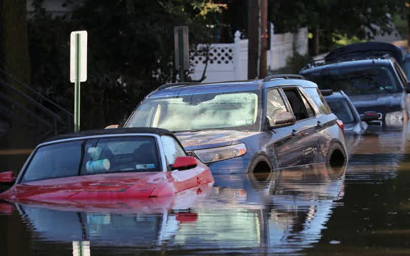  Masuk Musim Hujan, Apakah Mobil Boleh Menerjang Banjir?