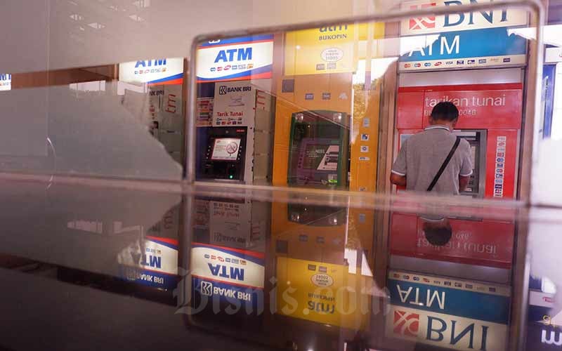 Nasabah bertransaksi di Galeri Anjungan Tunai Mandiri (ATM) di Jakarta, Minggu (29/7/2019). Bisnis/Nurul Hidayat