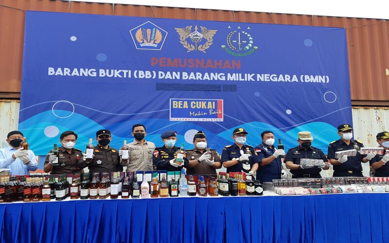  Jutaan Rokok dan Miras Ilegal Dimusnahkan, Kerugian Negara Capai Rp26 Miliar