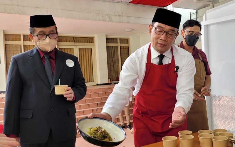 Jadi Chef di Hari Ibu, Ridwan Kamil Masak Jengkol Resep Bung Karno