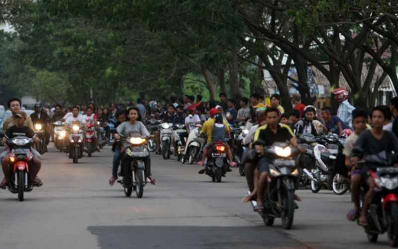Jalan Raya Juanda jadi tempat para remaja melakukan aksi balapan liar saat ngabuburit atau menunggu Magrib di Batu Ceper, Tangerang, Banten, (14/7). TEMPO/Marifka Wahyu Hidayat.