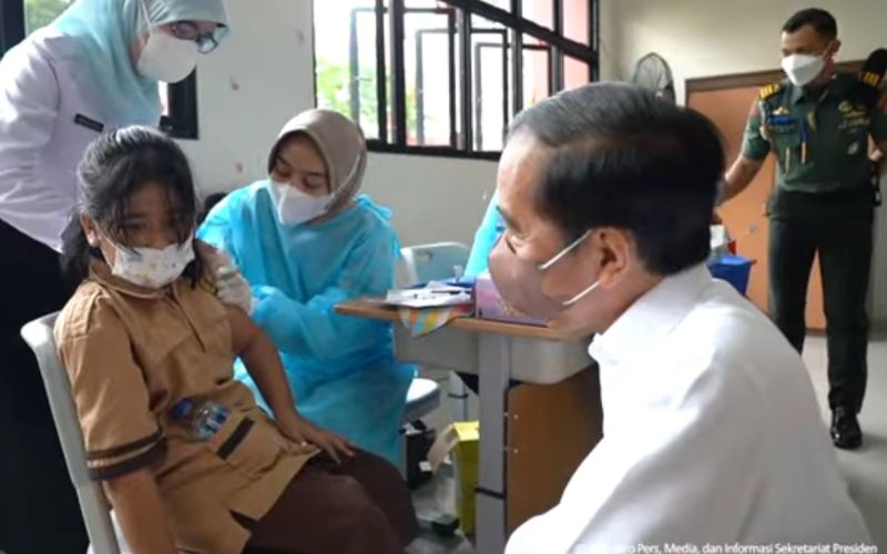 Presiden Joko Widodo (Jokowi) meninjau langsung kegiatan vaksinasi Covid-19 bagi anak usia 6-11 tahun di Kompleks SDN Cideng, Gambir, Jakarta, Rabu (15/12/2021) - Youtube Setpres