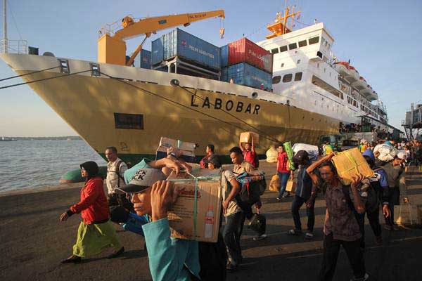Penumpang turun dari KM Labobar yang bertolak dari Pelabuhan Balikpapan saat tiba di Pelabuhan Tanjung Perak, Surabaya, Jawa Timur, Minggu (18/6)./Antara-Moch Asim