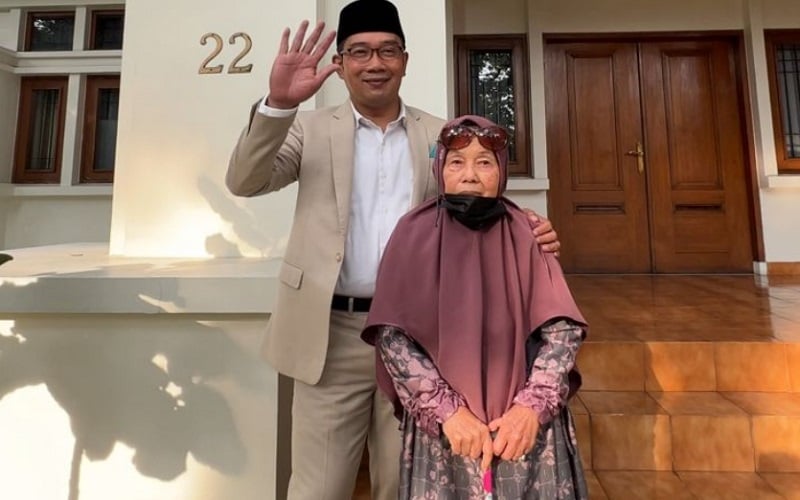  Hari Ibu, Ridwan Kamil Punya Cara Unik Bahagiakan Ibu Kandung