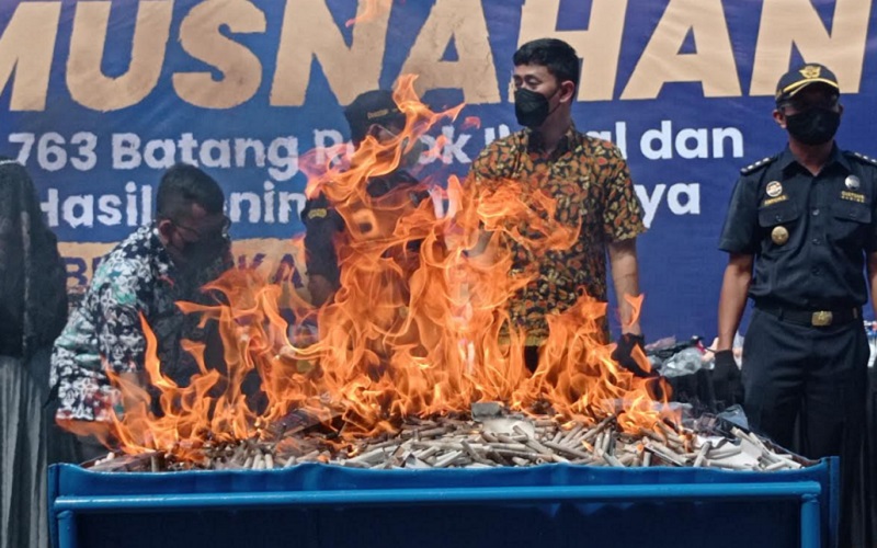  Barang Ilegal Senilai Rp6,65 Miliar Dimusnahkan Bea Cukai Cirebon