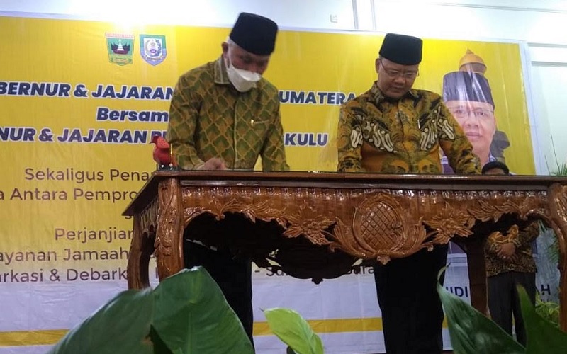 Gubernur Sumbar Mahyeldi (kiri) dan Gubernur Bengkulu Rohidin Mersyah (kanan) saat menandatangani kerja sama antar kedua daerah di Rumah Dinas Gubernur Bengkulu, Rabu (22/12/2021). /Istimewa