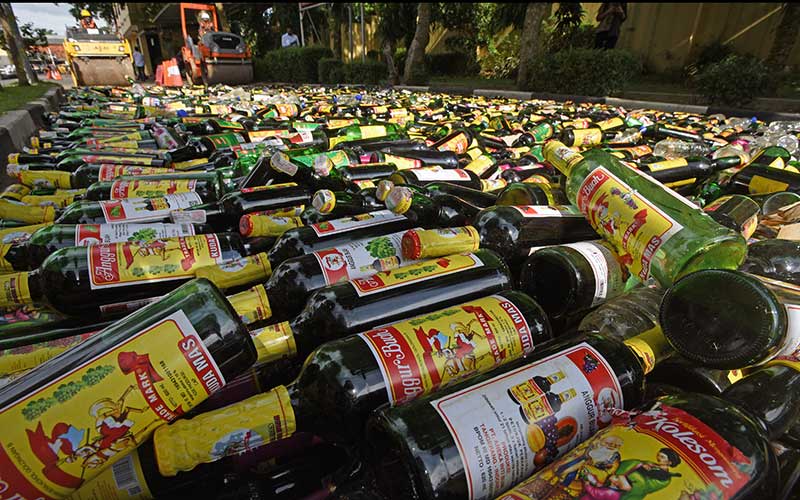 Jelang Tahun Baru, Polda Banten Musnahkan 22.900 Botol Miras Ilegal