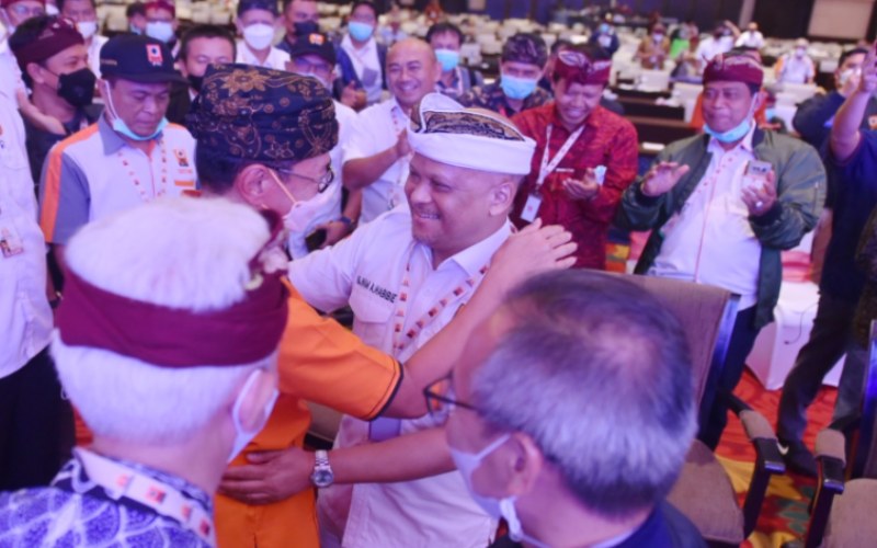Ketua Umum PII periode 2018-2021 Heru Dewanto (kemeja orange) menyalami Wakil Ketua Umum PII periode 2021-2024 Ilham Habibie seusai pelantikan di Kongres XXII PII di Bali, Minggu (19/12/2021).