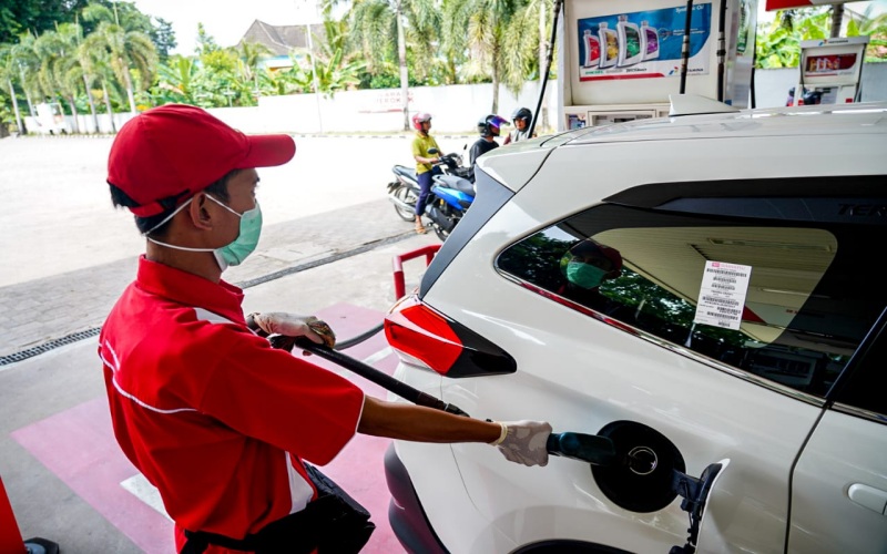 Petugas SPBU di Kota Palembang mengisi BBM kendaraan saat libur Natal 2020. /Istimewa