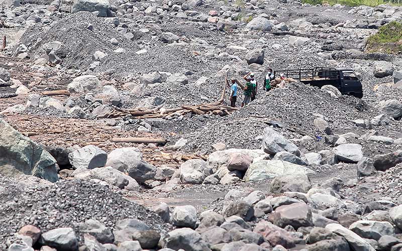  Jalur Aliran Lahar Gunung Semeru Penuh Mengakibatkan Meluber ke Permukiman
