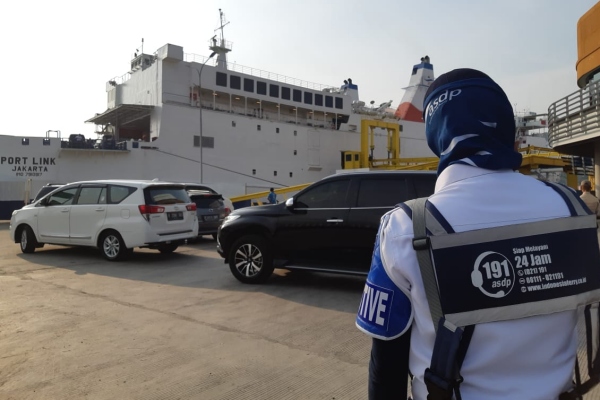 Petuga ASDP mengatur kendaraan pribadi yang akan masuk ke dalam kapal Port Link di pelabuhan penyeberangan Merak, Banten Jumat (31/5/2019)/Bisnis-David Eka Issetiabudi