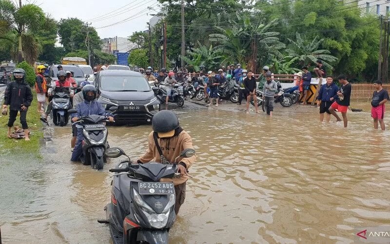  Sejumlah Jalan Protokol di Palembang Banjir