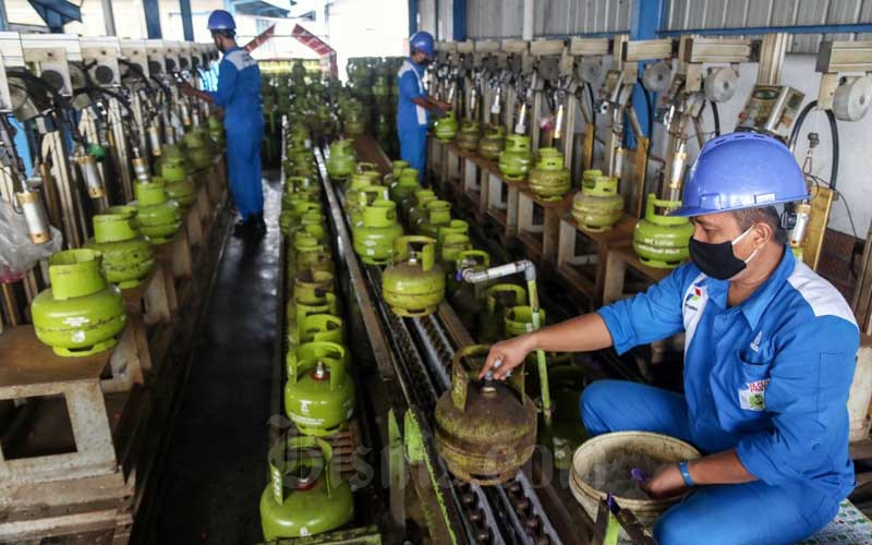 Petugas melakukan tahap pengisian LPG pada tabung gas 3kg di SPBE Srengseng, Jakarta, Senin (1/2/2021). Bisnis/Eusebio Chrysnamurti